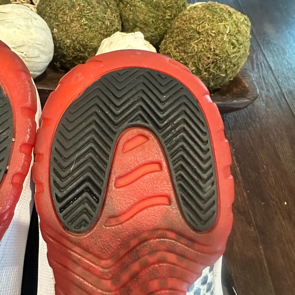 Air Jordan Retro 11 Mid Bred Sneakers (Beaters) - Picture 14 of 14